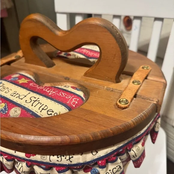 Vintage Sewing Bushel Basket Split Lid Floral Patriotic Theme - Picture 9 of 16